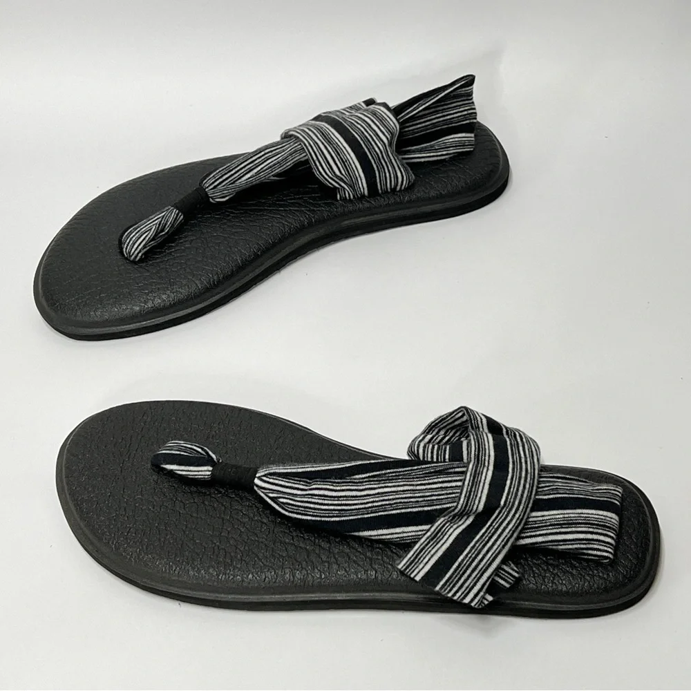 SANUK Black and Gray Striped Strappy Summer beach  Beach Sandal